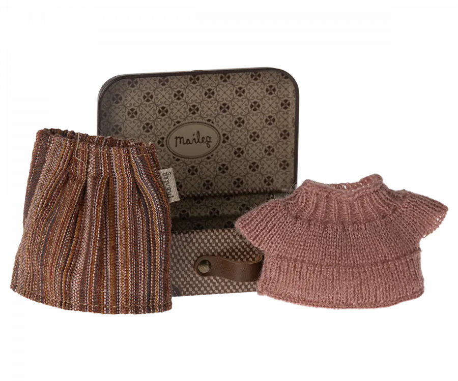 Clothes For Mouse - Knitted Blouse And Skirt In Suitcase