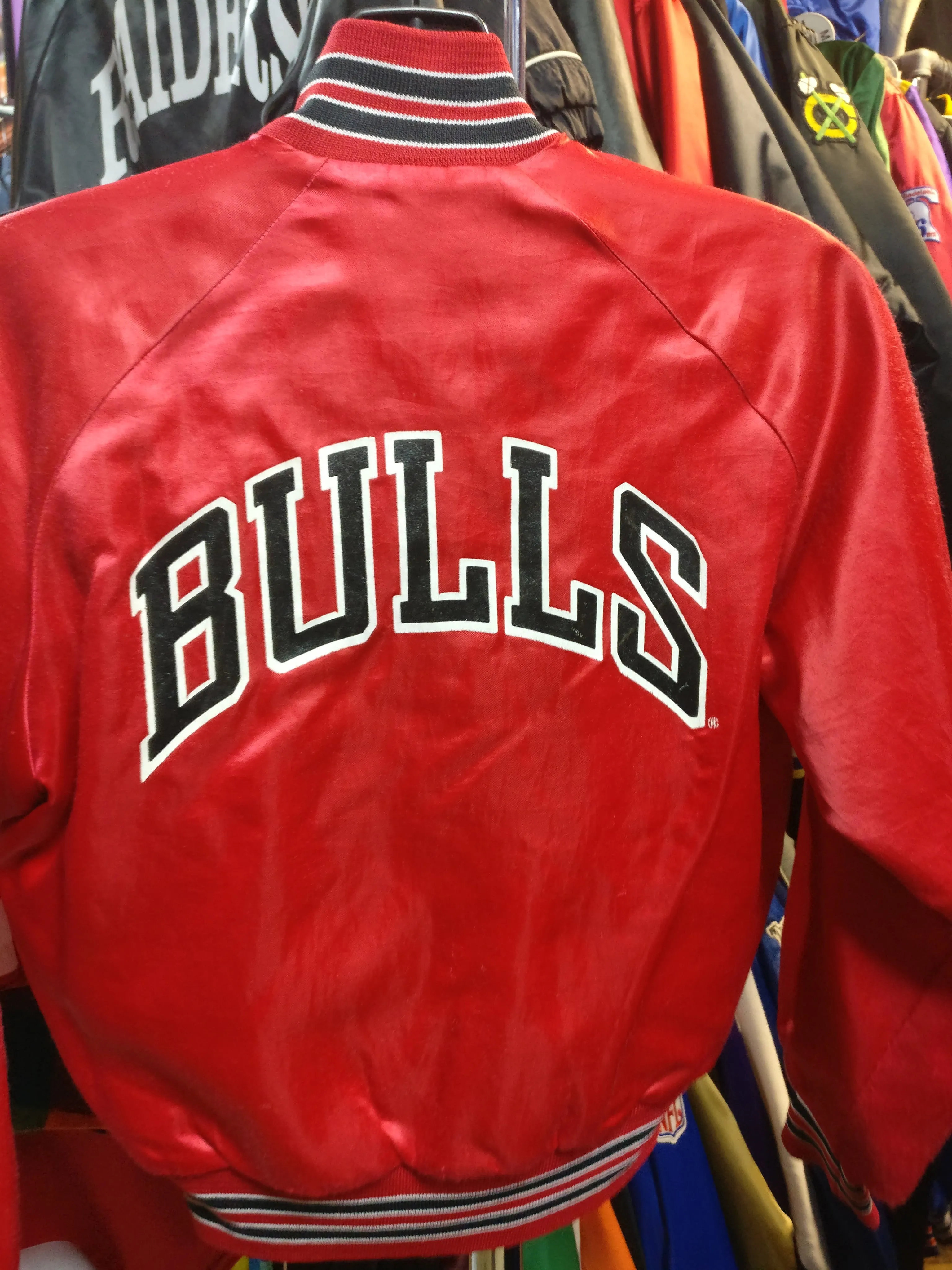 Vintage 80s CHICAGO BULLS NBA Chalk Line Back Print Nylon Jacket 10-12